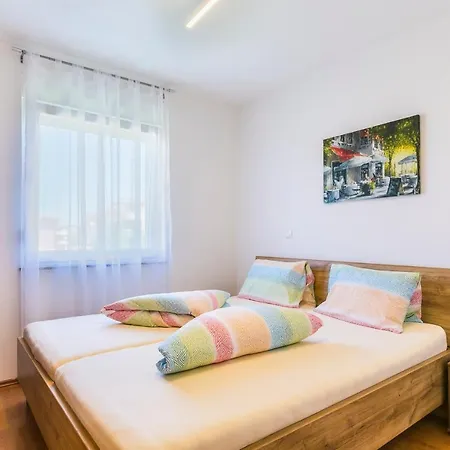 Fucane - Ella & Sebastian & Beni Apartment