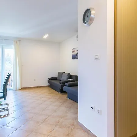 Fucane - Ella & Sebastian & Beni Apartment
